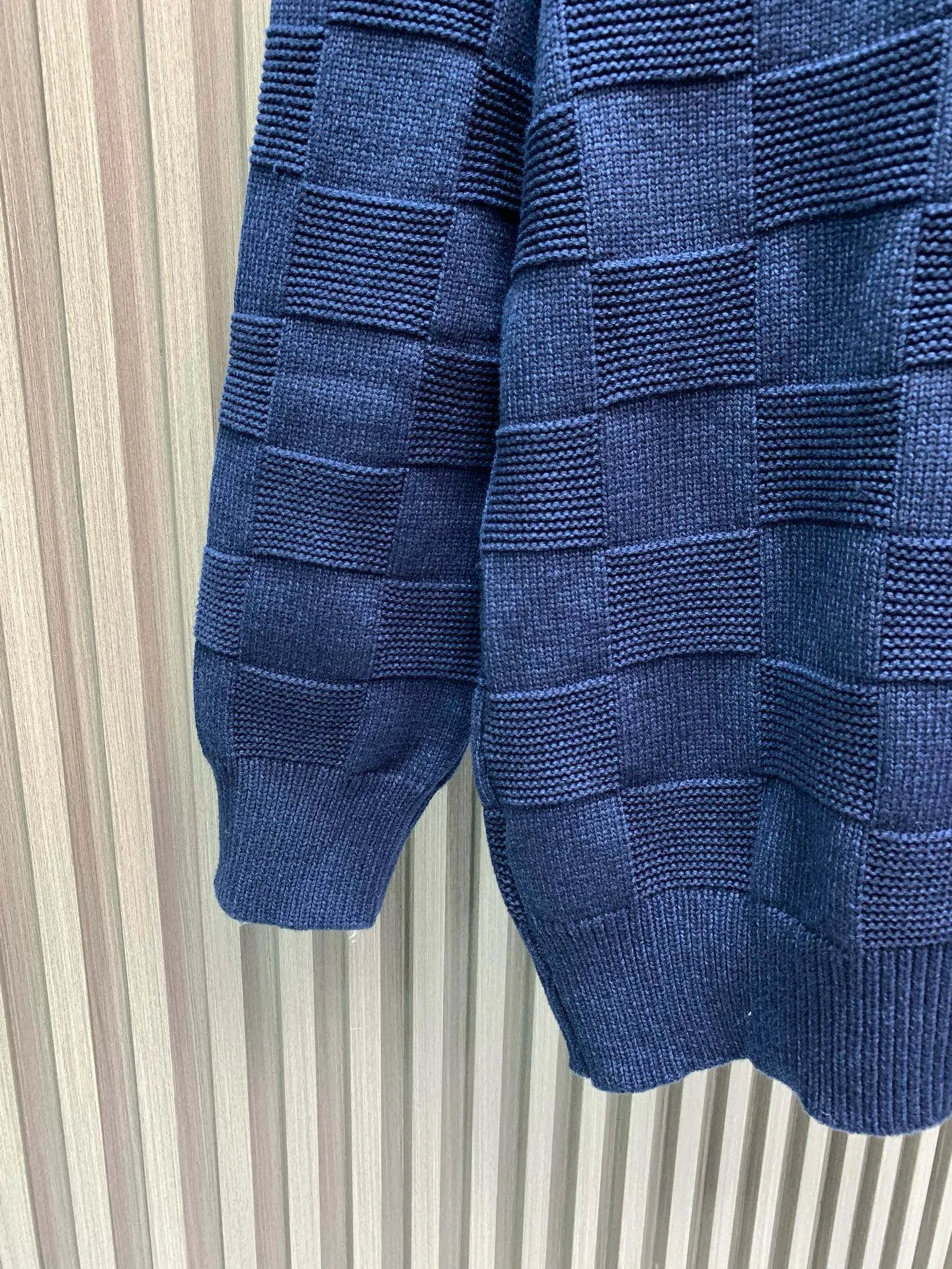 🅿️400 🀄️ Louis Vuitton Louis Vuitton LV/Louis Vuitton 2025SS large element classic checkered embroidered white label New wool stitched knitted sweater Unisex logo embroidered pin decorated checkerboard round neck pullover sweater Rare new checkerboard knitted sweater is simple, elegant and clean The imported woolen sweater yarn is treated with mercerization process to make the fabric smooth and bright, close to the skin, warm and breathable The soft and delicate touch brings extremely comfortable wearing experience. The rich texture of the checkerboard pattern is matched with the white logo embroidery of the same color yarn and Behringer embroidery on the chest. The eye-catching metal pin details are decorated on the chest. The finishing touch of the entire sweater on the chest perfectly interprets the fashionable new trend of the season. Whether it is worn alone or paired with an inner layer, it is a must-have for men and women.
